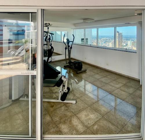un gimnasio con 2 bicicletas estáticas en una habitación en Fabulosa Suite 903 em Flat Alto Padrão, en Londrina