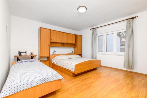 sypialnia z dwoma łóżkami i oknem w obiekcie Apartments by the sea Banjole, Pula - 2229 w Puli