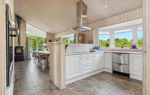 Η κουζίνα ή μικρή κουζίνα στο Amazing Home In Ejstrupholm With Sauna
