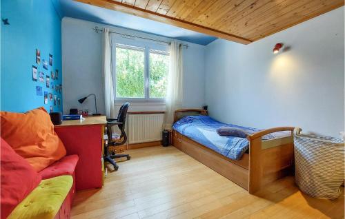 een slaapkamer met een bed, een bureau en een raam bij Gorgeous Home In Francheville With Wifi in Francheville