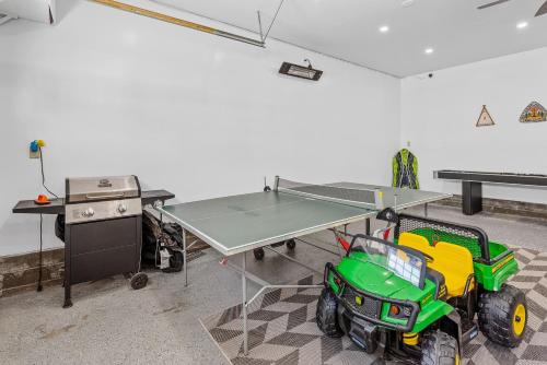 Kemudahan pingpong di Moose Tracks Lodge - Forest and mountain views! Smart TV with streaming app and Game Room! atau berdekatan