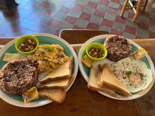 Cueva Nica في غرناطة: طاولة مع طبقين من الطعام مع البيض والخبز المحمص