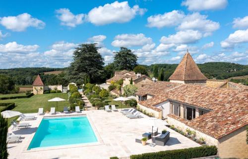 une vue aérienne d'une maison avec piscine dans l'établissement La Balie, à Salles