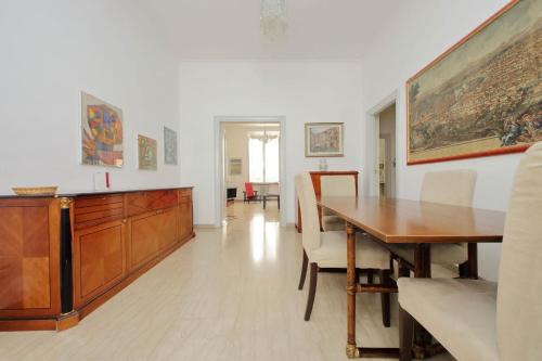 sala de estar con mesa de madera y comedor en Vittorio Emanuele, en Roma