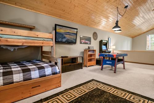 ein Schlafzimmer mit einem Etagenbett und einem Schreibtisch in der Unterkunft Little Bear Haus - Nice and cozy cabin in a great location! Hot tub and Arcade Game! in Big Bear Lake