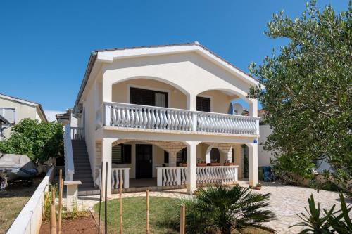 Apartments with parking spaces Vir - 20147