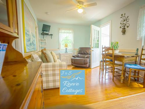 un soggiorno con cucina e sala da pranzo di Waterfront Cottage 4 a Riverhead