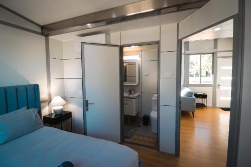 sypialnia z łóżkiem i dużym lustrem w obiekcie Norwesta Lifestyle Park w mieście Carnarvon