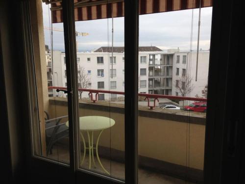 desde la ventana de un balcón con mesa en Appartement de 3 chambres à coucher, en Lausana