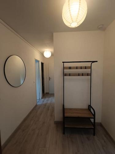 - un couloir avec un miroir et une étagère dans la chambre dans l'établissement Magnifique F2 Cosy Centre-Ville, à Lisieux