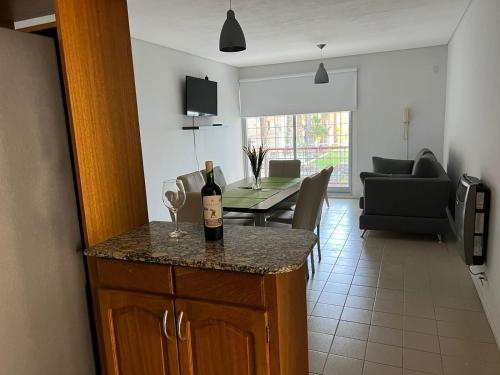 eine Küche mit einem Tisch und einer Flasche Wein auf der Theke in der Unterkunft Departamento en la Ciudad de Mendoza Frente al Parque Central con Terraza y Vistas in Mendoza