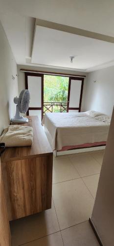 una camera con letto e ventilatore su un tavolo di Casa do Luiz Antônio a Pacoti