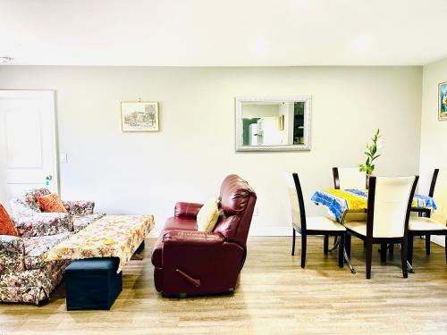 ein Wohnzimmer mit einem Sofa und einem Tisch in der Unterkunft Cozy 3-bedroom farmhouse in wine-country in Niagara on the Lake