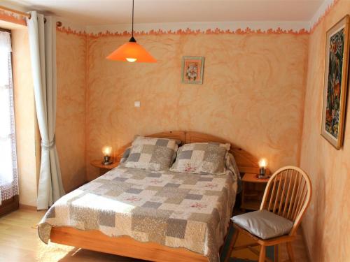 מיטה או מיטות בחדר ב-Gîte Mazeyrolles, 3 pièces, 4 personnes - FR-1-616-165