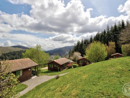 Photo de la galerie de l'établissement Chalet cosy avec terrasse privative, idéal pour randonnées et activités en pleine nature - FR-1-496-239, à Saint-Rirand