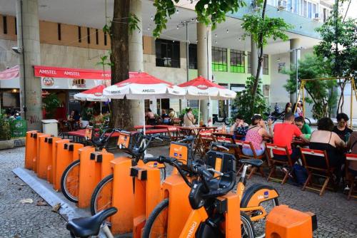 eine Gruppe von Fahrrädern, die vor einem Restaurant im Freien geparkt sind in der Unterkunft Loft 601 in Rio de Janeiro
