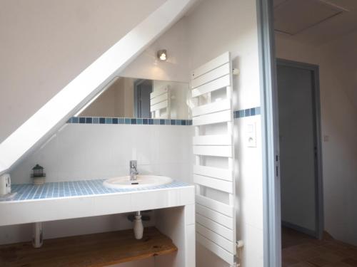 un bagno con lavandino e specchio di Villa spacieuse avec jardin clos à 5 min du port de Sauzon, calme absolu, idéale famille, Wi-Fi inclus - FR-1-418-155 a Sauzon