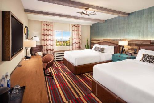 Een bed of bedden in een kamer bij Silverton Casino Lodge - Newly Renovated