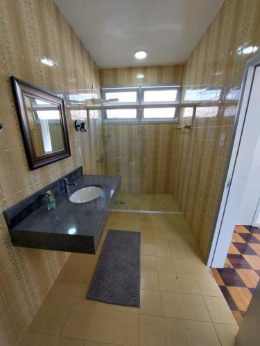 y baño con lavabo y espejo. en Casa na praia em Florianópolis, en Florianópolis