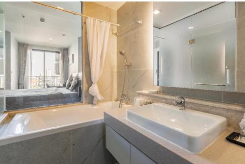 Ett badrum på The Astra Chiang Mai Luxury Condo