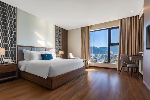 Postel nebo postele na pokoji v ubytování Peninsula Hotel Danang
