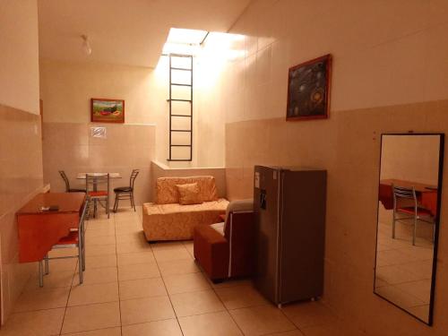 salon z kanapą i stołem z krzesłami w obiekcie 302 RV Apartments Iquitos-Apartamento familiar con terraza w mieście Iquitos