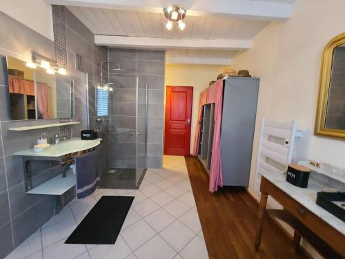 baño con lavabo y puerta roja en Gîte Remicourt, 4 pièces, 6 personnes - FR-1-589-485, en Remoncourt