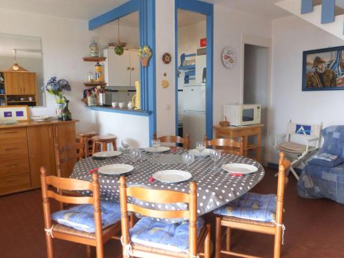 Photo de la galerie de l'établissement Maison en résidence 3 pièces avec accès plage, 6 couchages à Saint-Gilles-Croix-de-Vie - FR-1-224-803, à Saint-Gilles-Croix-de-Vie