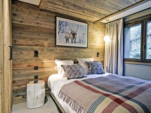 - une chambre avec des murs en bois et un lit dans un dortoir dans l'établissement Appartement familial skis aux pieds au Rond-Point des Pistes, Les Allues - FR-1-613-82, à Les Allues