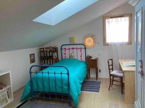 1 dormitorio con 1 cama con manta azul en Belle villa neuve bioclimatique proche plages golf, en Seignosse
