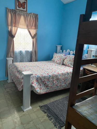 1 dormitorio con cama y ventana en Anne's Homestay, en Banse