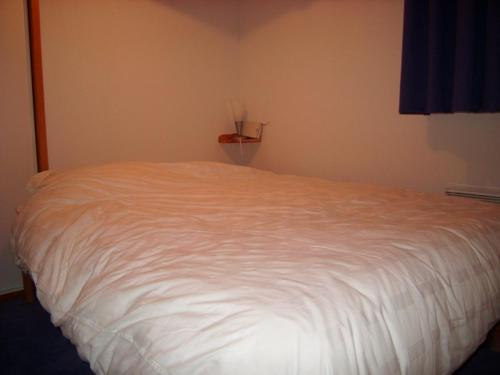 a bedroom with a white bed in a room at Appartement 3 pièces, 4 pers, skis aux pieds, balcon, parking, proche village - FR-1-733-106 in Crest-Voland