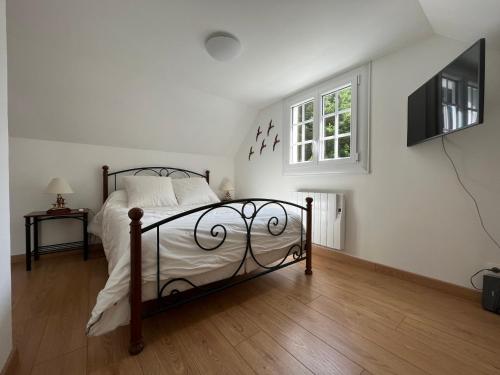 - une chambre avec un lit et une fenêtre dans l'établissement Maison Locmaria, 3 pièces, 6 personnes - FR-1-418-231, à Locmaria