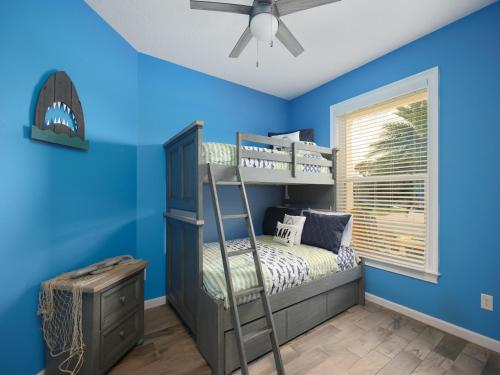 1 dormitorio con paredes azules y 1 litera en Sunsational, en Crescent Beach