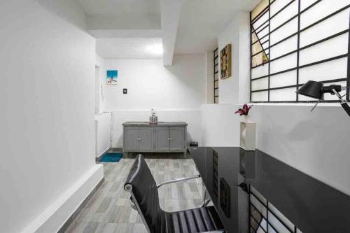 ボゴタにあるGran apartamento en la Candelaria centroの椅子2脚、テーブル、シンクが備わる客室です。