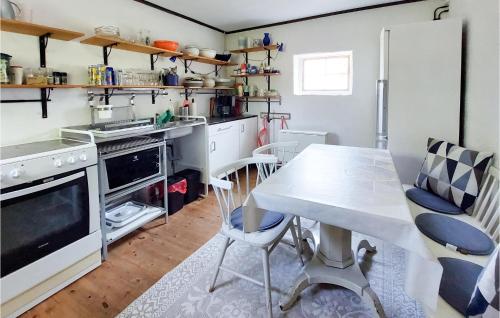 cocina con mesa y sillas en una habitación en 2 Bedroom Awesome Home In Kattarp, 
