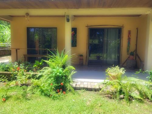 a house with a front door and some plants at Villas Playa Palo Seco in Parrita