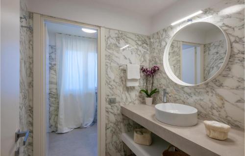ein Bad mit einem Waschbecken und einem Spiegel in der Unterkunft Villa Lia in Potenza Picena
