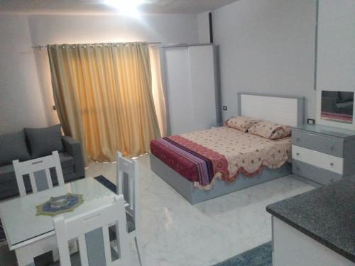 Postel nebo postele na pokoji v ubytování ستوديو كومباوند طيبة فيو