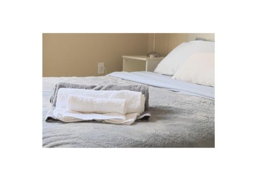 łóżko z białym ręcznikiem w obiekcie Private Bedroom and Bathroom in Shared 2 Bedroom Apartment in Venice - Pool - Hot Tub & Gym w Los Angeles