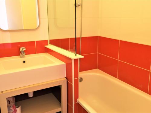 une salle de bain avec un lavabo et une baignoire dans l'établissement Joli 2 pièces à Avoriaz avec balcon sud, TV et WiFi - FR-1-314-185, à Avoriaz