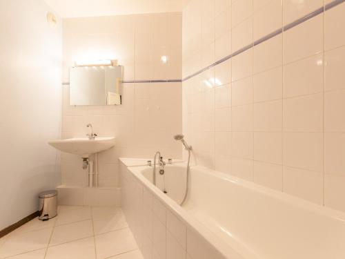 uma casa de banho branca com uma banheira e um lavatório em Appartement Avoriaz, 3 pièces, 6 personnes - FR-1-314-166 em Avoriaz