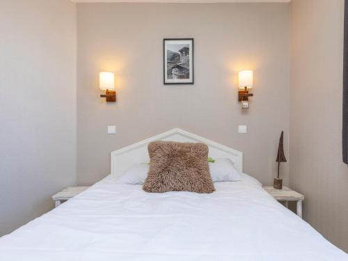 een slaapkamer met een wit bed met een harig kussen erop bij Appartement Avoriaz, 3 pièces, 5 personnes - FR-1-314-179 in Avoriaz