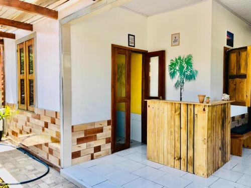 Habitación con encimera de madera en una casa en Pousada Salinas de Atins en Atins