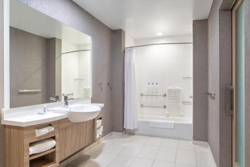 ein Badezimmer mit einem Waschbecken, einem WC und einer Badewanne in der Unterkunft SpringHill Suites by Marriott Columbia near Fort Jackson in Columbia