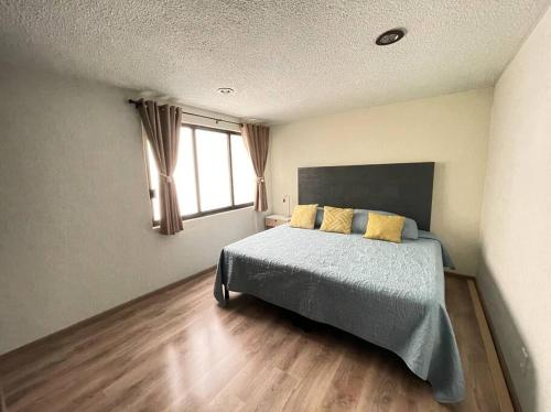 a bedroom with a bed and a window at Departamento con estacionamiento Del Valle in Mexico City