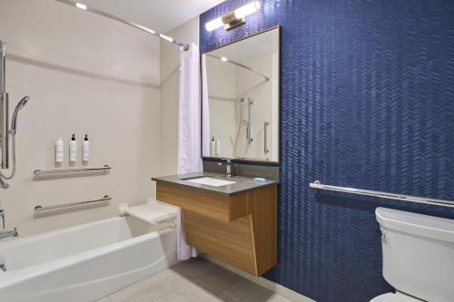 La salle de bains est pourvue d'une baignoire, d'un lavabo et de toilettes. dans l'établissement Fairfield Inn and Suites by Marriott Winchester, à Winchester