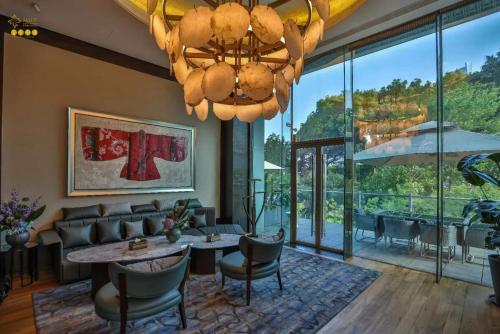Un lugar para sentarse en Banyantree Shanghai On the Bund - Tales rooftop bar boasts a jaw-dropping panoramic vista