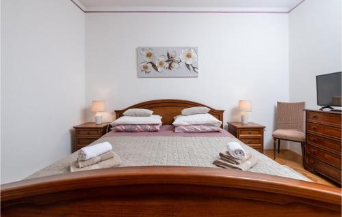 sypialnia z dużym łóżkiem z ręcznikami w obiekcie 4 Bedroom Nice Home In Krnica w mieście Krnica