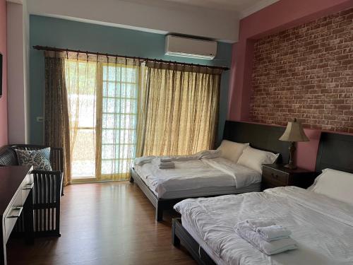 a hotel room with two beds and a window at Hualien Bay in Jian